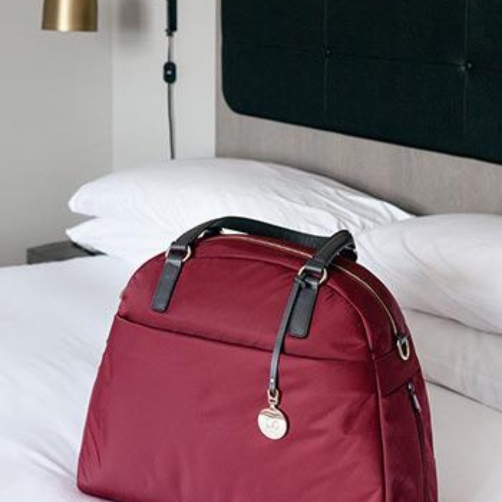Women’s Travel Tote Bag - Burgundy with Black Handles - Picture 3 of 8